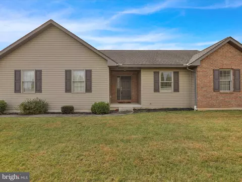 26 Village Dr, Fredericksburg, PA 17026