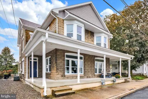 16 E Carpenter Ave, Myerstown, PA 17067