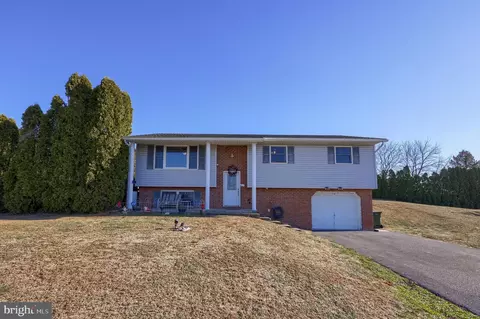 202 Redwood Ln, Lebanon, PA 17046