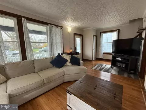 Living - 425 E Maple St, Palmyra, PA 17078 photo 3 of 4