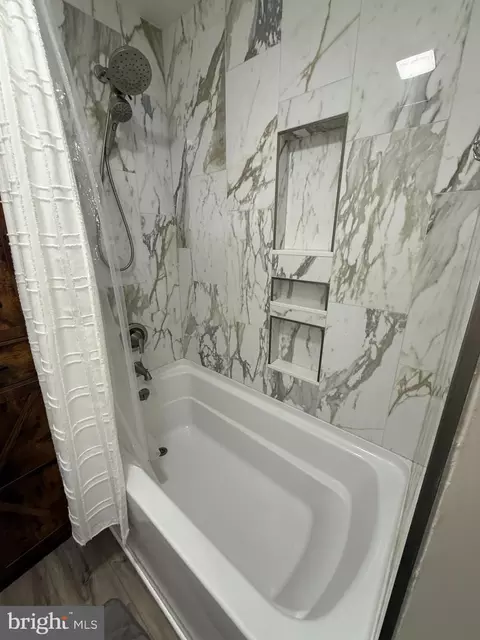 Bath - 425 E Maple St, Palmyra, PA 17078 photo 1 of 2