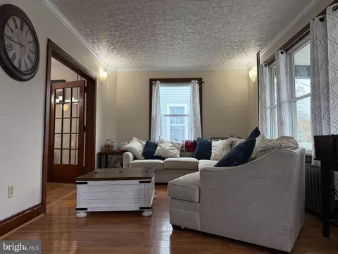 Living - 425 E Maple St, Palmyra, PA 17078 photo 2 of 4