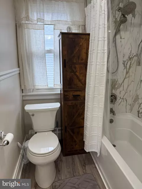 Bath - 425 E Maple St, Palmyra, PA 17078 photo 2 of 2