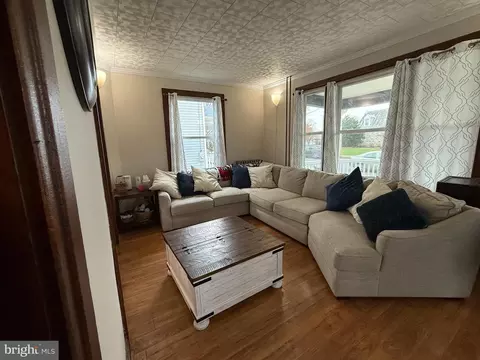 Living - 425 E Maple St, Palmyra, PA 17078 photo 1 of 4