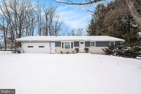2141 Cloverfield Dr, Lebanon, PA 17046
