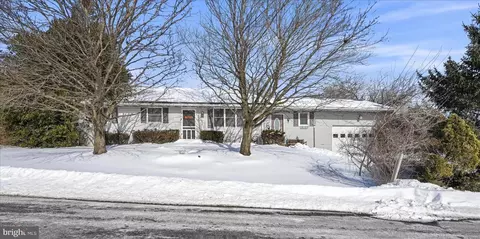512 School Dr, Fredericksburg, PA 17026