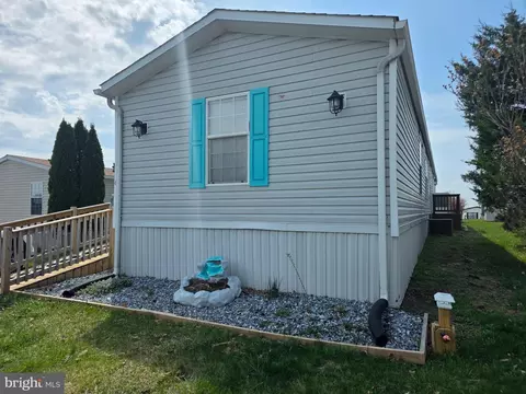4 Pine St, Fredericksburg, PA 17026