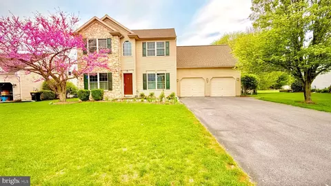 14 Manor Cir, Palmyra, PA 17078