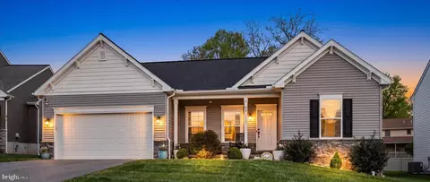 25 Creekside Dr, Lebanon, PA 17042