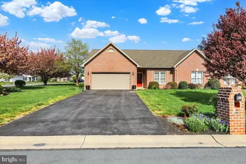 82 Fairfax Ln, Annville, PA 17003