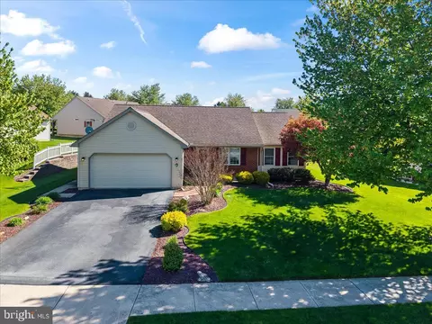 6 Springhouse Dr, Myerstown, PA 17067