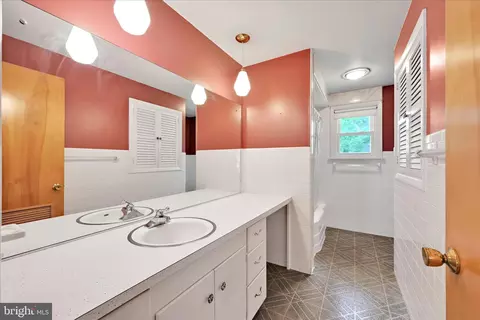 Bath - 109 Spruce St, Lebanon, PA 17042 photo 1 of 2