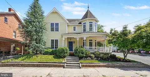 304 E Main St, Annville, PA 17003