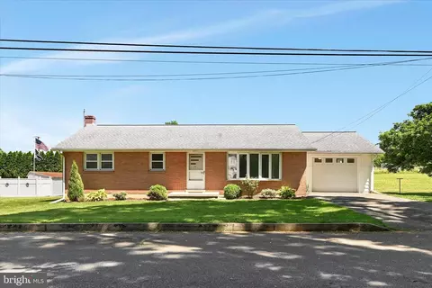 34 Locust Ln, Quentin, PA 17083