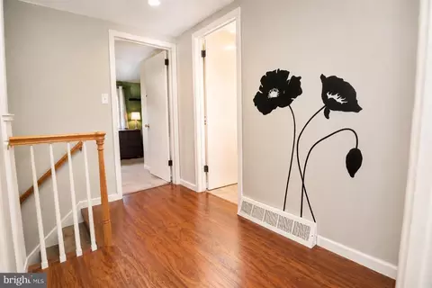 Entry Way - 998 E Maple St, Palmyra, PA 17078 photo 4 of 4