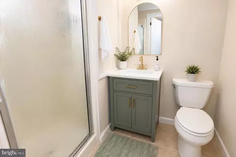 Bath - 998 E Maple St, Palmyra, PA 17078 photo 1 of 1