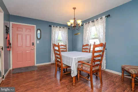 Entry Way - 998 E Maple St, Palmyra, PA 17078 photo 2 of 4