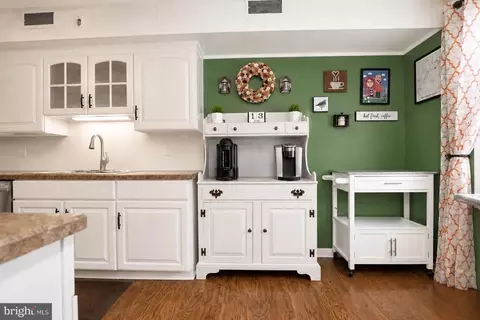 Kitchen - 998 E Maple St, Palmyra, PA 17078 photo 2 of 2