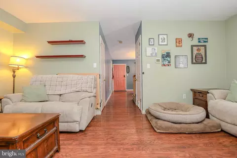 Entry Way - 998 E Maple St, Palmyra, PA 17078 photo 3 of 4
