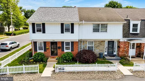 Exterior - 998 E Maple St, Palmyra, PA 17078 photo 2 of 3