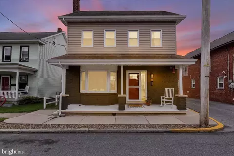 18 E Maple St, Cleona, PA 17042
