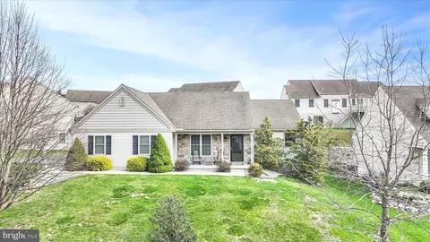 858 Water Edge Ct, Lebanon, PA 17046