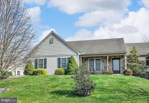 858 Water Edge Ct, Lebanon, PA 17046