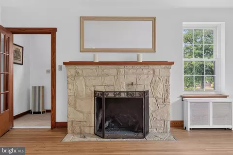 Living - 624 E Cherry St, Palmyra, PA 17078 photo 4 of 6
