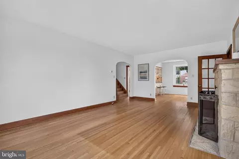 Living - 624 E Cherry St, Palmyra, PA 17078 photo 3 of 6