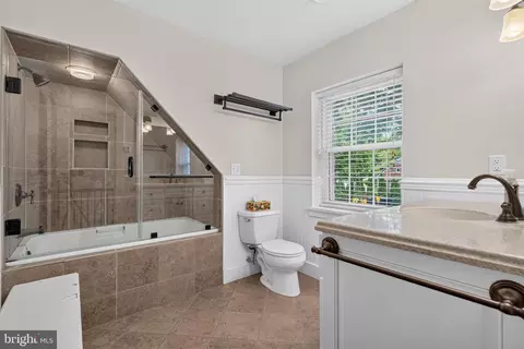 Bath - 624 E Cherry St, Palmyra, PA 17078 photo 2 of 3