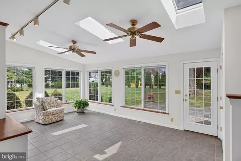 Entry Way - 624 E Cherry St, Palmyra, PA 17078 photo 2 of 4