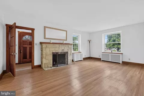 Living - 624 E Cherry St, Palmyra, PA 17078 photo 2 of 6