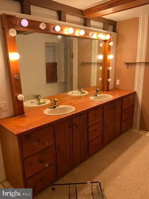 Bath - 308 Boyd St, Lebanon, PA 17042 photo 2 of 4