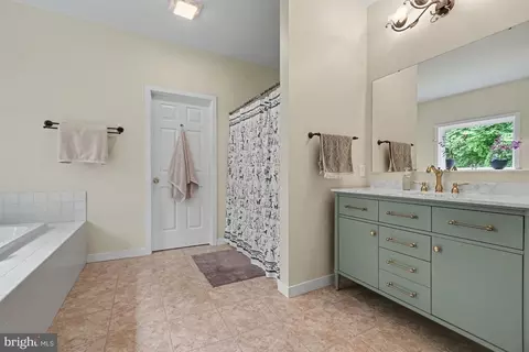 Bath - 146 Rexmont Rd, Lebanon, PA 17042 photo 1 of 1