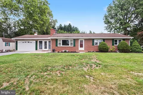11 W Larch St, Annville, PA 17003