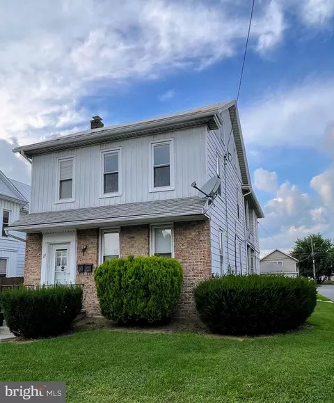 25 W Penn Ave, Cleona, PA 17042