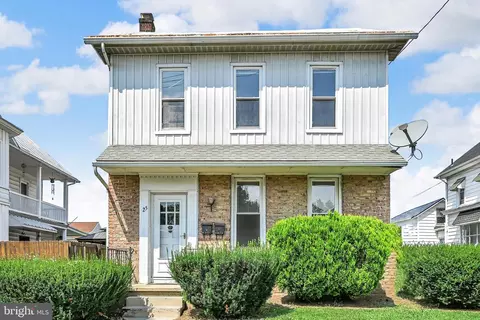 25 W Penn Ave, Cleona, PA 17042