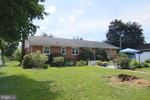 Exterior - 321 E Walnut St, Palmyra, PA 17078 photo 4 of 8