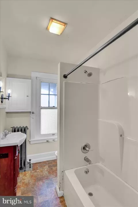 Bath - 43 E Maple St, Palmyra, PA 17078 photo 8 of 8