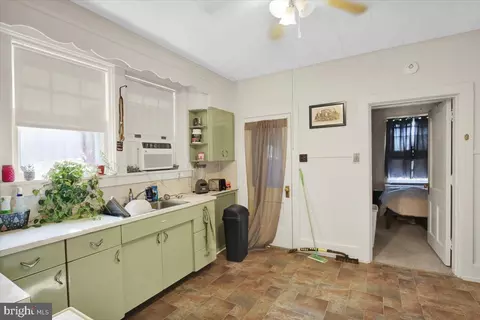 Entry Way - 43 E Maple St, Palmyra, PA 17078 photo 3 of 6