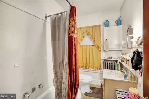 Bath - 43 E Maple St, Palmyra, PA 17078 photo 2 of 8