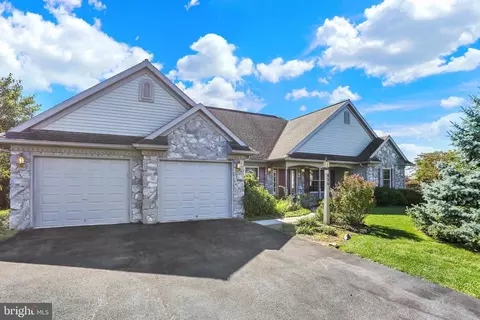 856 Walnut Crest Dr, Lebanon, PA 17046