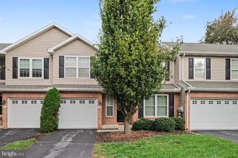 24 Parkside Dr, Lebanon, PA 17042