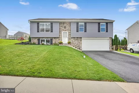 103 Sweetwater Ln, Newmanstown, PA 17073