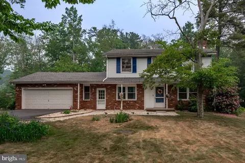 19 Walden Dr, Mountain Top, PA 18707