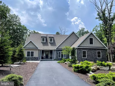 708 Turnberry Ln, Hazleton, PA 18202