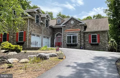 536 Turnberry Ln, Hazleton, PA 18202