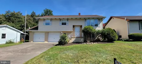 945 Meade Ct, Hazleton, PA 18201