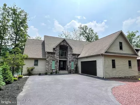 284 W Lake Valley Dr, Hazleton, PA 18202