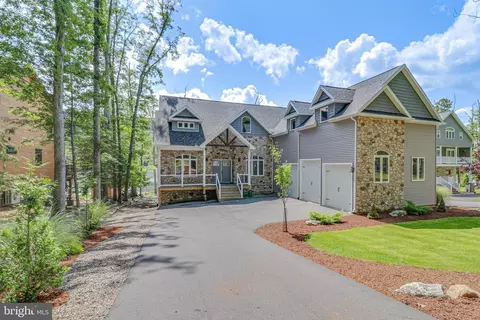 296 W Lake Valley Dr, Hazleton, PA 18202
